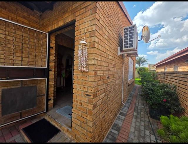 3 BEDROOM TOWNHOUSE FOR SALE IN EIKE PARK